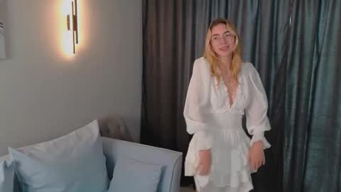 Snapshot of rosa_jones_ chatting on October 20, 6:25 am Emma online show from October 20, 6:25 am
