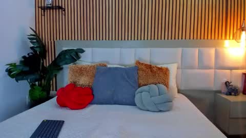 roseaurora online show from January 19, 1:04 pm