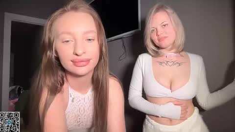 Sophie and Sarah online show from March 7, 7:00 pm