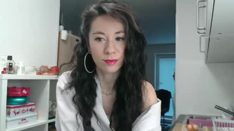 Snapshot of roselynsun chatting on January 7, 12:09 pm Rose online show from January 7, 12:09 pm