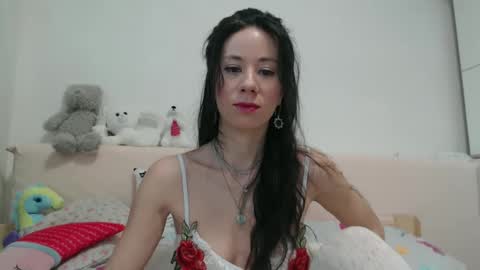 Snapshot of roselynsun chatting on February 3, 12:57 pm Rose online show from February 3, 12:57 pm