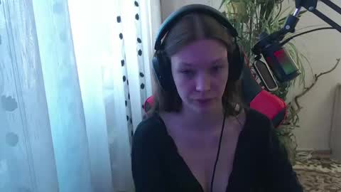Lina online show from April 29, 1:59 pm
