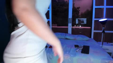 Snapshot of rosie_chell chatting on April 29, 11:47 am Rosie online show from April 29, 11:47 am