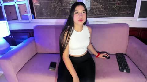 Snapshot of rosie_chell chatting on May 4, 11:50 am Rosie online show from May 4, 11:50 am