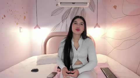 Snapshot of rosie_chell chatting on May 14, 11:50 am Rosie online show from May 14, 11:50 am