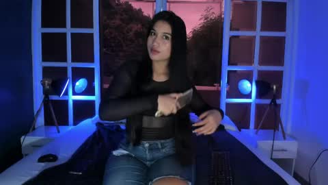 Snapshot of rosie_chell chatting on May 25, 11:49 am Rosie online show from May 25, 11:49 am