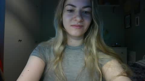 Snapshot of rosie_june chatting on April 27, 7:06 am Rosie online show from April 27, 7:06 am