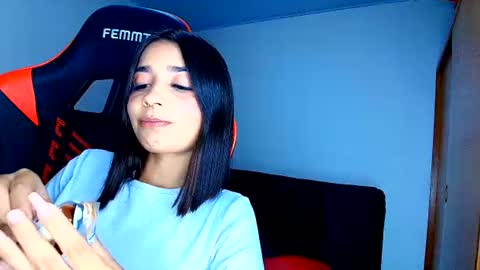 Snapshot of rousse_violet chatting on June 17, 1:30 am rousse_violet online show from June 17, 1:30 am