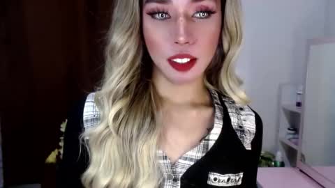 Snapshot of roxane_holmes chatting on January 16, 1:14 pm roxane_holmes online show from January 16, 1:14 pm