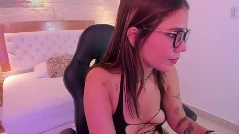 R O X Y  online show from May 21, 7:43 pm