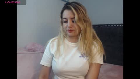 Snapshot of roxy_love21 chatting on October 23, 2:00 am Rox online show from October 23, 2:00 am