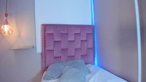 roxy_stone1 online show from April 9, 7:30 pm