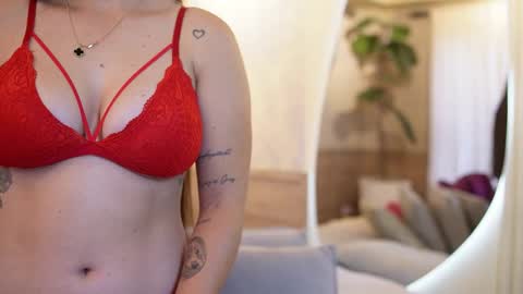 Snapshot of roxy_vega chatting on October 6, 12:35 pm Roxy  online show from October 6, 12:35 pm