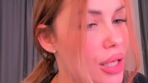 Snapshot of roxy_wet chatting on February 20, 5:29 pm Roxy follow me online show from February 20, 5:29 pm