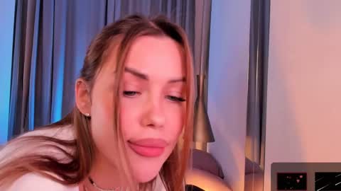 Snapshot of roxy_wet chatting on March 6, 4:38 pm Roxy follow me online show from March 6, 4:38 pm