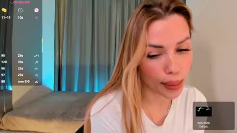 Snapshot of roxy_wet chatting on September 21, 1:35 pm Roxy follow me online show from September 21, 1:35 pm
