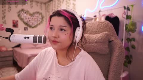 roxysuh online show from April 3, 8:01 am