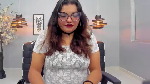 Snapshot of roxyvixen_ chatting on November 2, 3:31 am Roxy Vixen  online show from November 2, 3:31 am