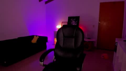 Snapshot of roxyy_x chatting on February 12, 11:44 pm val online show from February 12, 11:44 pm