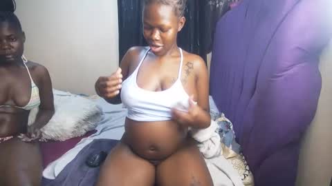 Snapshot of royal_charm chatting on February 5, 11:42 pm royal_charm online show from February 5, 11:42 pm