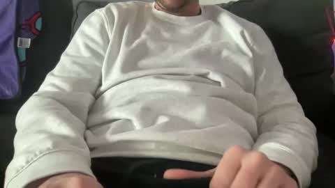 Snapshot of roythegil chatting on December 17, 4:11 pm roythegil online show from December 17, 4:11 pm