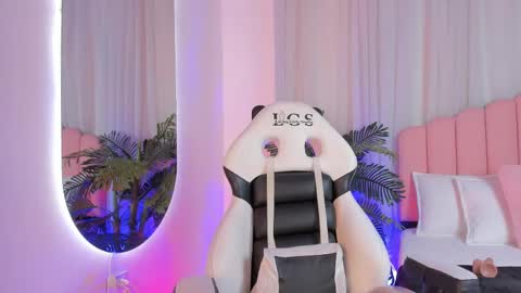 ruby_deluxe6 online show from May 22, 11:38 am