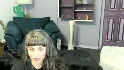 Snapshot of ruehallow chatting on June 27, 8:47 pm Rue Hallow online show from June 27, 8:47 pm