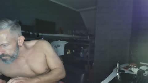 Snapshot of ruffi77 chatting on January 16, 12:02 am Chico que rico Caliente online show from January 16, 12:02 am