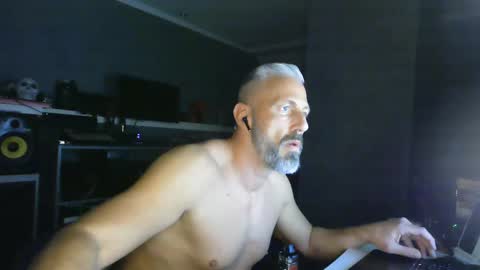 Snapshot of ruffi77 chatting on February 21, 2:50 am Chico que rico Caliente online show from February 21, 2:50 am