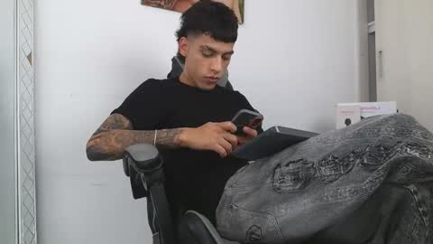  R U S S E L L  online show from February 19, 7:54 pm