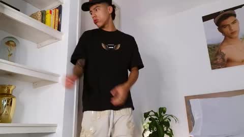  R U S S E L L  online show from March 22, 3:43 am