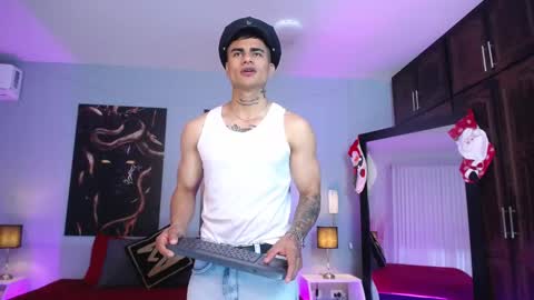 Snapshot of ryangates_ chatting on December 20, 1:18 pm RyanGates online show from December 20, 1:18 pm