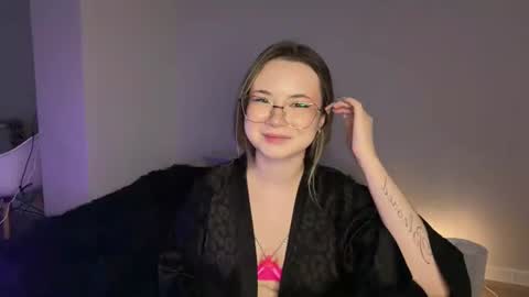 Snapshot of ryrerris chatting on June 17, 5:36 pm Mia online show from June 17, 5:36 pm