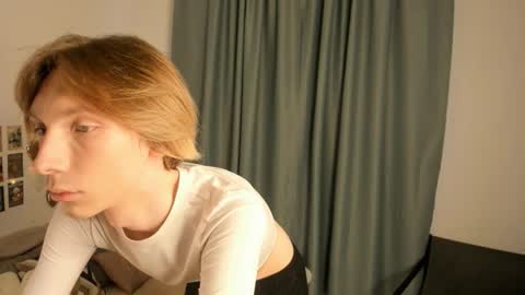 Snapshot of sableflux chatting on March 1, 5:42 am sableflux online show from March 1, 5:42 am