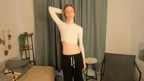 Snapshot of sableflux chatting on March 2, 5:52 am sableflux online show from March 2, 5:52 am