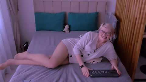 Sabrina MacMarren online show from March 6, 11:17 am