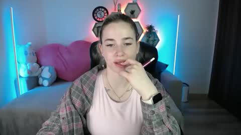 Snapshot of sabrinviolet chatting on May 19, 8:09 am Sabrina Violet online show from May 19, 8:09 am