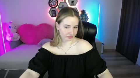 Snapshot of sabrinviolet chatting on June 20, 8:17 am Sabrina Violet online show from June 20, 8:17 am