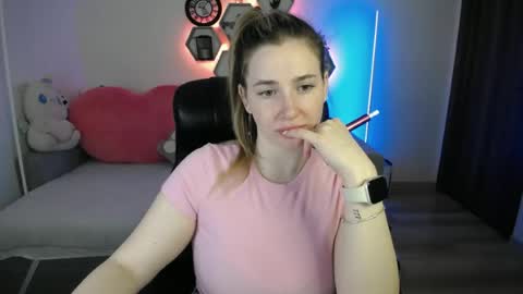 Snapshot of sabrinviolet chatting on June 21, 8:06 am Sabrina Violet online show from June 21, 8:06 am