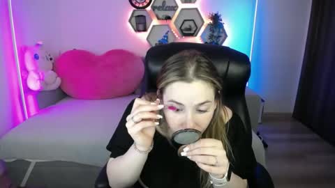 Snapshot of sabrinviolet chatting on June 23, 9:29 am Sabrina Violet online show from June 23, 9:29 am