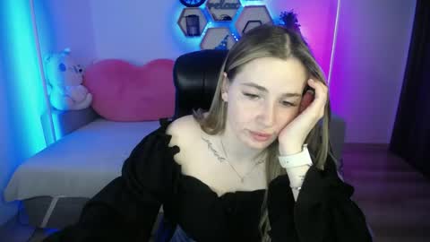 Snapshot of sabrinviolet chatting on July 1, 8:05 am Sabrina Violet online show from July 1, 8:05 am