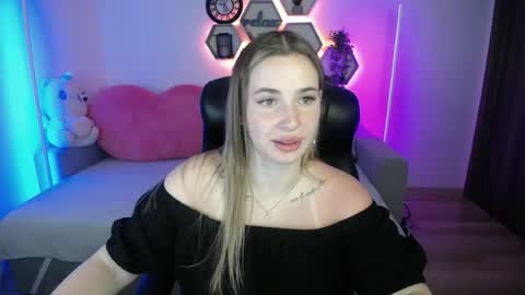 Snapshot of sabrinviolet chatting on July 6, 8:22 am Sabrina Violet online show from July 6, 8:22 am