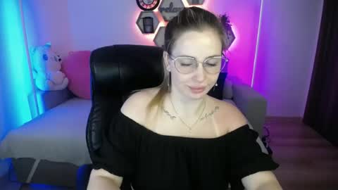 Snapshot of sabrinviolet chatting on July 7, 8:07 am Sabrina Violet online show from July 7, 8:07 am