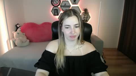 Snapshot of sabrinviolet chatting on July 14, 8:08 am Sabrina Violet online show from July 14, 8:08 am