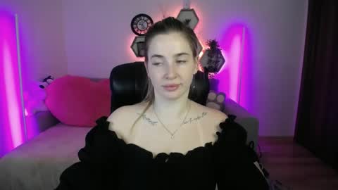 Snapshot of sabrinviolet chatting on July 24, 8:01 am Sabrina Violet online show from July 24, 8:01 am