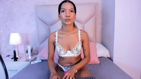salem_smith_ online show from May 2, 11:37 am