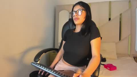 Snapshot of salmaportman_ chatting on March 12, 9:43 pm salmaportman_ online show from March 12, 9:43 pm
