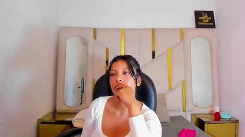 Snapshot of salmaportman_ chatting on April 13, 9:31 pm salmaportman_ online show from April 13, 9:31 pm