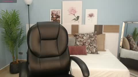 Snapshot of salome_veles chatting on June 24, 7:57 pm salome_veles online show from June 24, 7:57 pm