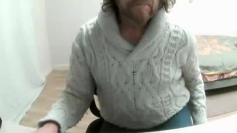 Snapshot of saltimbanquier chatting on February 10, 12:50 pm Saltimbanquier Salt ou Banquier online show from February 10, 12:50 pm